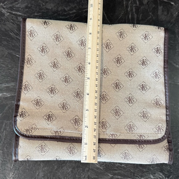 SILVER SAFEKEEPER Travel Toiletry Bags (2) - Picture 2 of 16